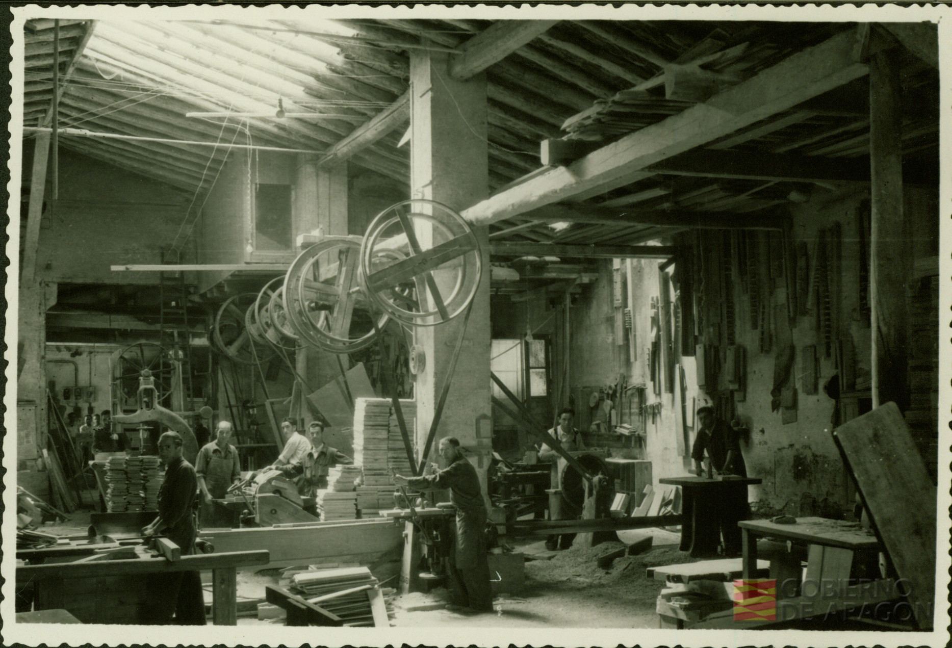 Trabajadores en el interior de una nave de la fábrica Tudor de Zaragoza